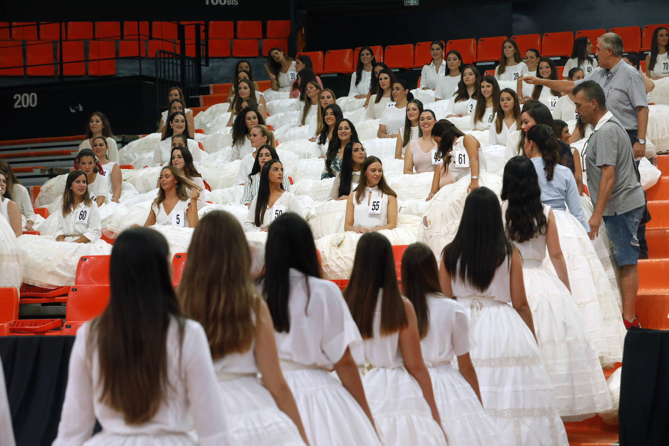 El pabellón de la Fonteta acogió ayer una jornada de ensayo de las 73 candidatas mayores y 73 niñas que optan a formar parte de las cortes de honor de 2020. Todas ellas tomaron asiento en las gradas y, posteriormente, desfilaron de forma ordenada con el número que las identifica ante la atenta mirada de los jurados, que estaban tomando buena nota de la puesta en escena. Con las habituales enaguas de la indumentaria valenciana y con una blusa o chaqueta y con los zapatos de valenciana, todas ellas mostraron su mejor sonrisa y no dudaron en aflorar los nervios típicos antes de la gala del sábado. La escuela de danza de Susana Renau y los falleros que colaborarán en el espectáculo también repasaron los números.