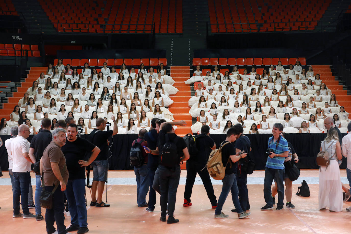 El pabellón de la Fonteta acogió ayer una jornada de ensayo de las 73 candidatas mayores y 73 niñas que optan a formar parte de las cortes de honor de 2020. Todas ellas tomaron asiento en las gradas y, posteriormente, desfilaron de forma ordenada con el número que las identifica ante la atenta mirada de los jurados, que estaban tomando buena nota de la puesta en escena. Con las habituales enaguas de la indumentaria valenciana y con una blusa o chaqueta y con los zapatos de valenciana, todas ellas mostraron su mejor sonrisa y no dudaron en aflorar los nervios típicos antes de la gala del sábado. La escuela de danza de Susana Renau y los falleros que colaborarán en el espectáculo también repasaron los números.