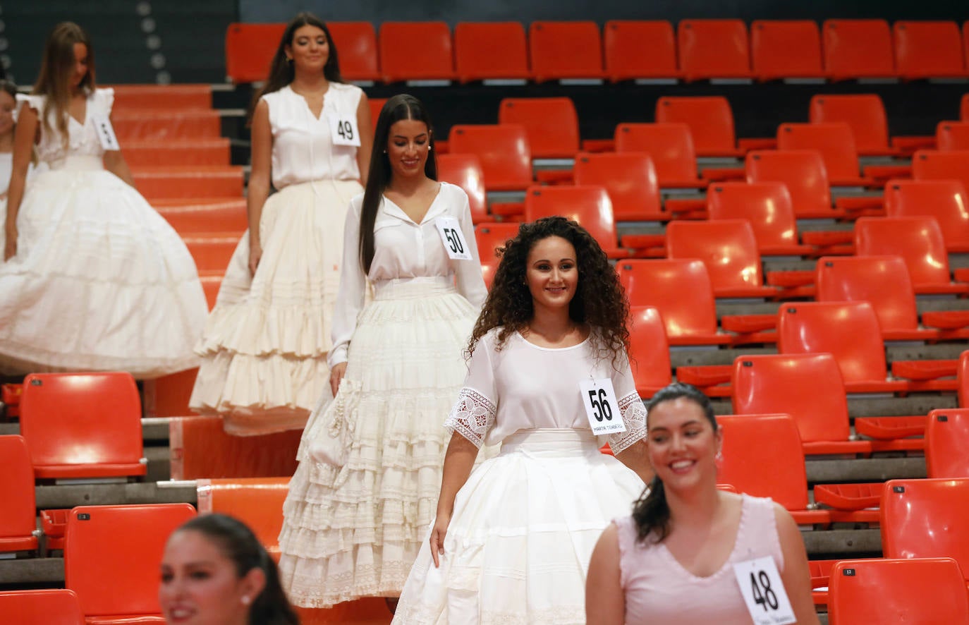 El pabellón de la Fonteta acogió ayer una jornada de ensayo de las 73 candidatas mayores y 73 niñas que optan a formar parte de las cortes de honor de 2020. Todas ellas tomaron asiento en las gradas y, posteriormente, desfilaron de forma ordenada con el número que las identifica ante la atenta mirada de los jurados, que estaban tomando buena nota de la puesta en escena. Con las habituales enaguas de la indumentaria valenciana y con una blusa o chaqueta y con los zapatos de valenciana, todas ellas mostraron su mejor sonrisa y no dudaron en aflorar los nervios típicos antes de la gala del sábado. La escuela de danza de Susana Renau y los falleros que colaborarán en el espectáculo también repasaron los números.