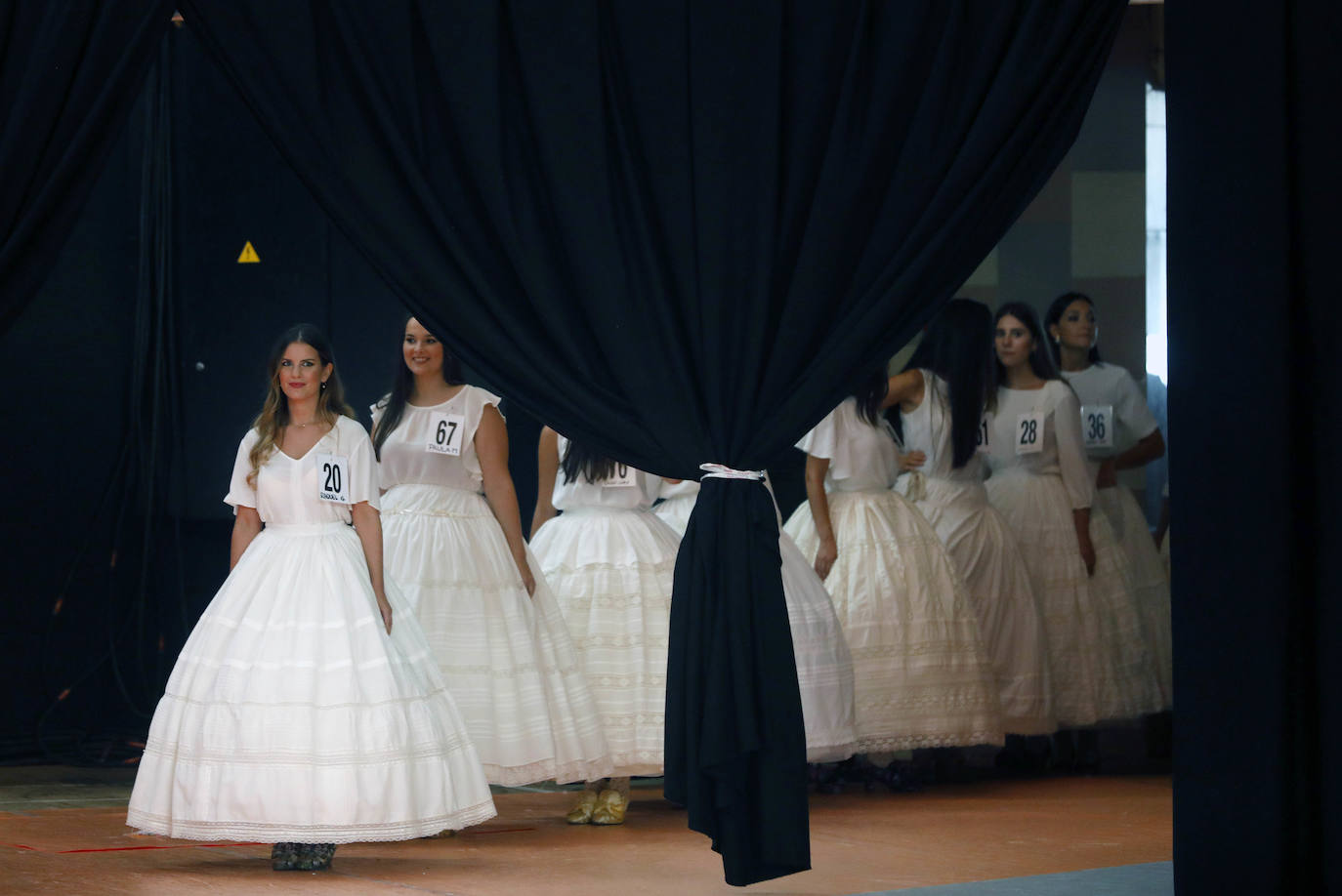 El pabellón de la Fonteta acogió ayer una jornada de ensayo de las 73 candidatas mayores y 73 niñas que optan a formar parte de las cortes de honor de 2020. Todas ellas tomaron asiento en las gradas y, posteriormente, desfilaron de forma ordenada con el número que las identifica ante la atenta mirada de los jurados, que estaban tomando buena nota de la puesta en escena. Con las habituales enaguas de la indumentaria valenciana y con una blusa o chaqueta y con los zapatos de valenciana, todas ellas mostraron su mejor sonrisa y no dudaron en aflorar los nervios típicos antes de la gala del sábado. La escuela de danza de Susana Renau y los falleros que colaborarán en el espectáculo también repasaron los números.