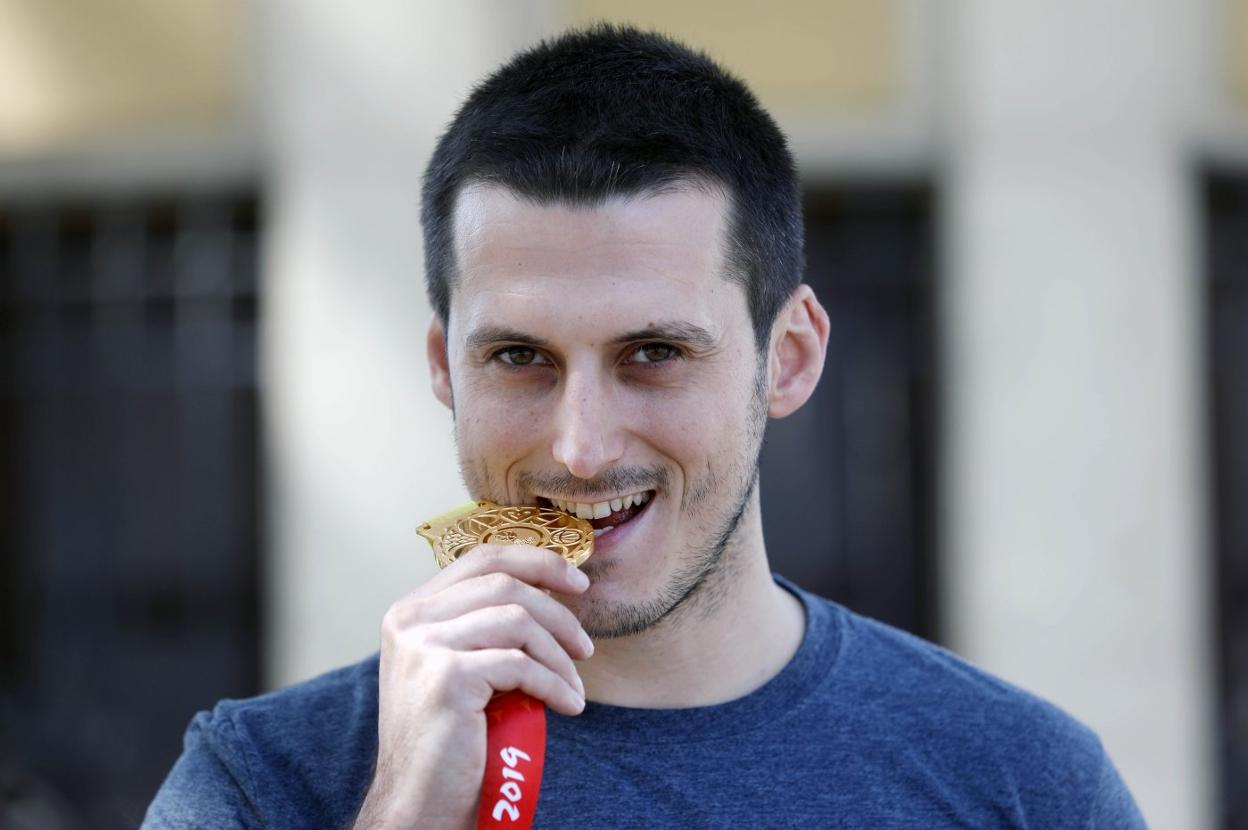 Jordan Sospedra muerde la medalla de campeón del mundo de baloncesto. 