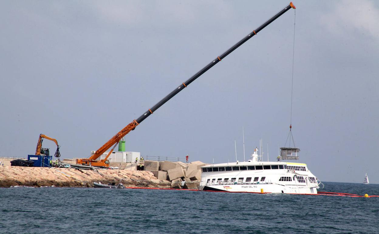 Comienza la retirada de grandes piezas del ferry encallado en Dénia