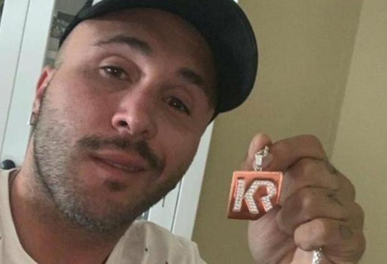 Kiko Rivera se llevó las manos a la cabeza cuando vio que un colgante con sus iniciales que había puesto a la venta en internet había alcanzado en una puja una cifra de locos: 130.000 euros. El reclamo para entregar la 'joya' (cuyo valor real no pasa de los 300 euros) al mejor postor era el siguiente: «Si llegamos a las cinco cifras yo, personalmente, me voy hasta tu casa o hasta donde tú quieras a entregártelo. Nos hacemos una fotografía juntos y pasamos un ratito juntos. Puede ser tuyo, así que... os espero. Un besito muy fuerte, familia». El collar de «oro rojo, plata y circonita» alcanzó no cinco sino seis cifras, pero el día del pago, el supuesto comprador no apareció y el hermano de Chabelita se quedó con las ganas.