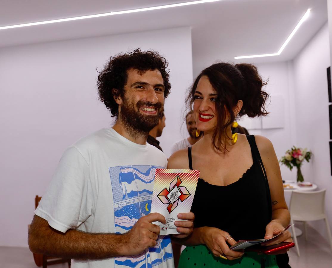 Las galerías de arte han comenzado el evento 'Abierto Valencia', una cita que llega a su séptima edición y se extenderá hasta el próximo domingo, día 22, con la participación de 16 galerías de la ciudad. A través de esta iniciativa, promovida por la Asociación de Galerías de Arte Contemporáneo de la Comunitat Valenciana, durante el fin de semana todos estos espacios abrirán sus puertas para dar a conocer el papel que juegan como agentes promotores del patrimonio cultural.