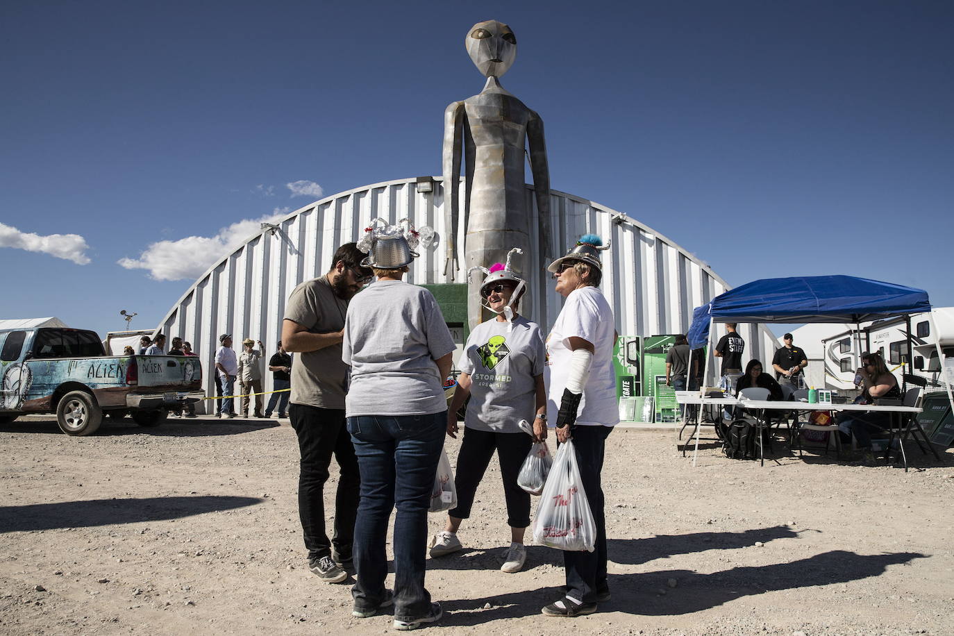 De las casi millón y medio de personas que prometieron en Facebook sumarse a una "invasión" este viernes al Área 51 en Nevada para conocer y liberar a los extraterrestres que, suponen, están allí cautivos, apenas unos cientos acudieron a la cita.