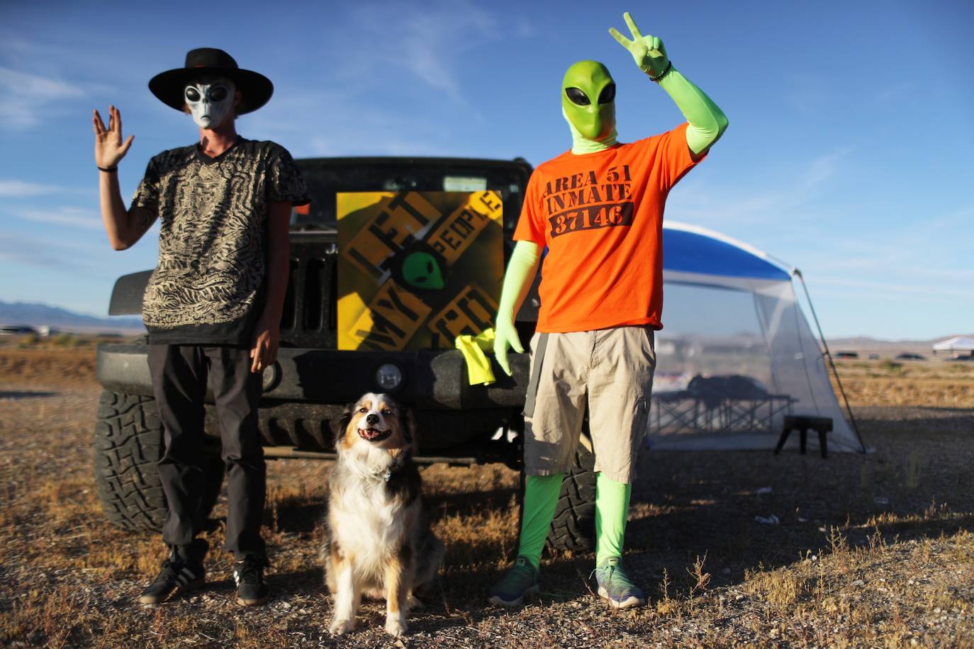 De las casi millón y medio de personas que prometieron en Facebook sumarse a una "invasión" este viernes al Área 51 en Nevada para conocer y liberar a los extraterrestres que, suponen, están allí cautivos, apenas unos cientos acudieron a la cita.