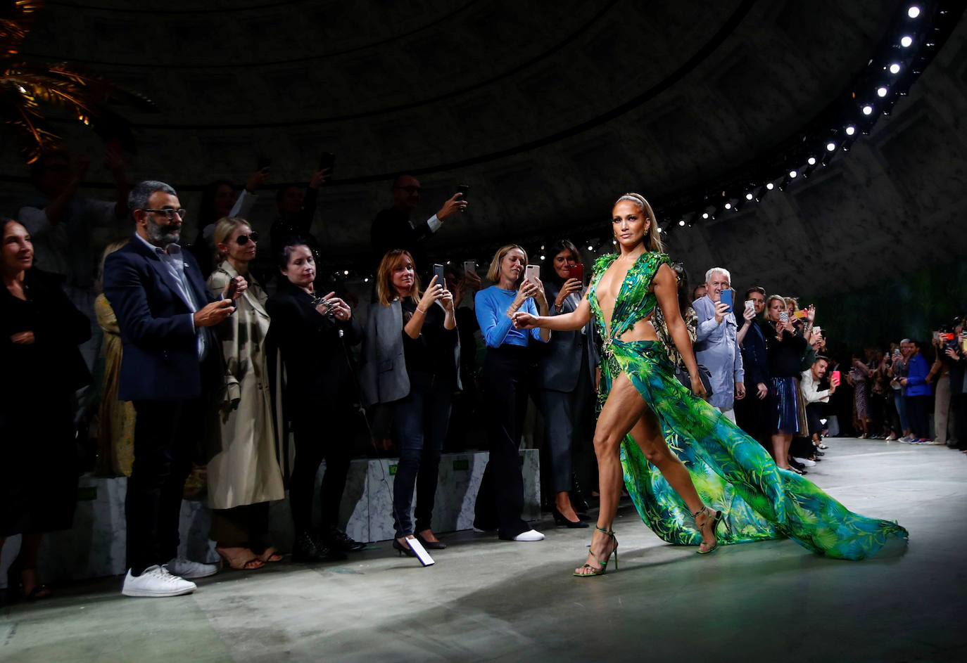 La cantante y actriz latina estadounidense Jennifer López causó sensación este viernes en la pasarela de Milán al desfilar para Versace, una sorpresa en el cierre de un certamen que se dejó llevar por la selva amazónica de la mano de Marni. Reina de la gala con un espectacular vestido de seda verde muy escotado, el mismo modelo que corto el hipo en la ceremonia de los Grammy del año 2000, JLo demostró su poder en una sala al borde de la histeria.