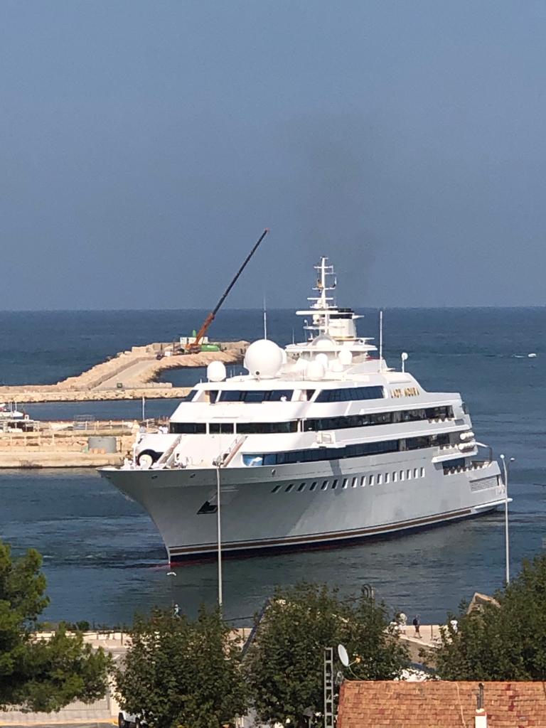 El yate 'Lady Moura', uno de más caros del mundo, valorado en 200 millones de euros, há atracado en el puerto de Dénia. El yate es propiedad de Nasser Al.Rasheed, médico y magnate saudí, que posee la consultora internacional de ingenieria Rasheed Engineering.