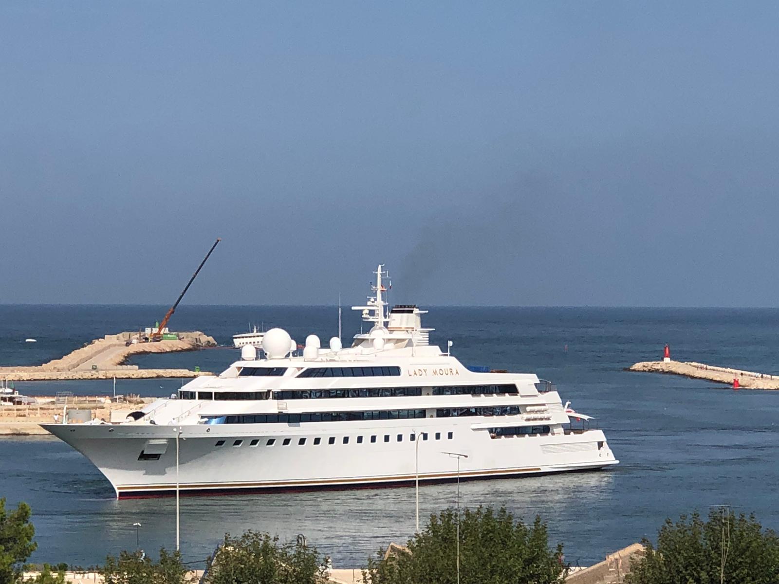 El yate 'Lady Moura', uno de más caros del mundo, valorado en 200 millones de euros, há atracado en el puerto de Dénia. El yate es propiedad de Nasser Al.Rasheed, médico y magnate saudí, que posee la consultora internacional de ingenieria Rasheed Engineering.