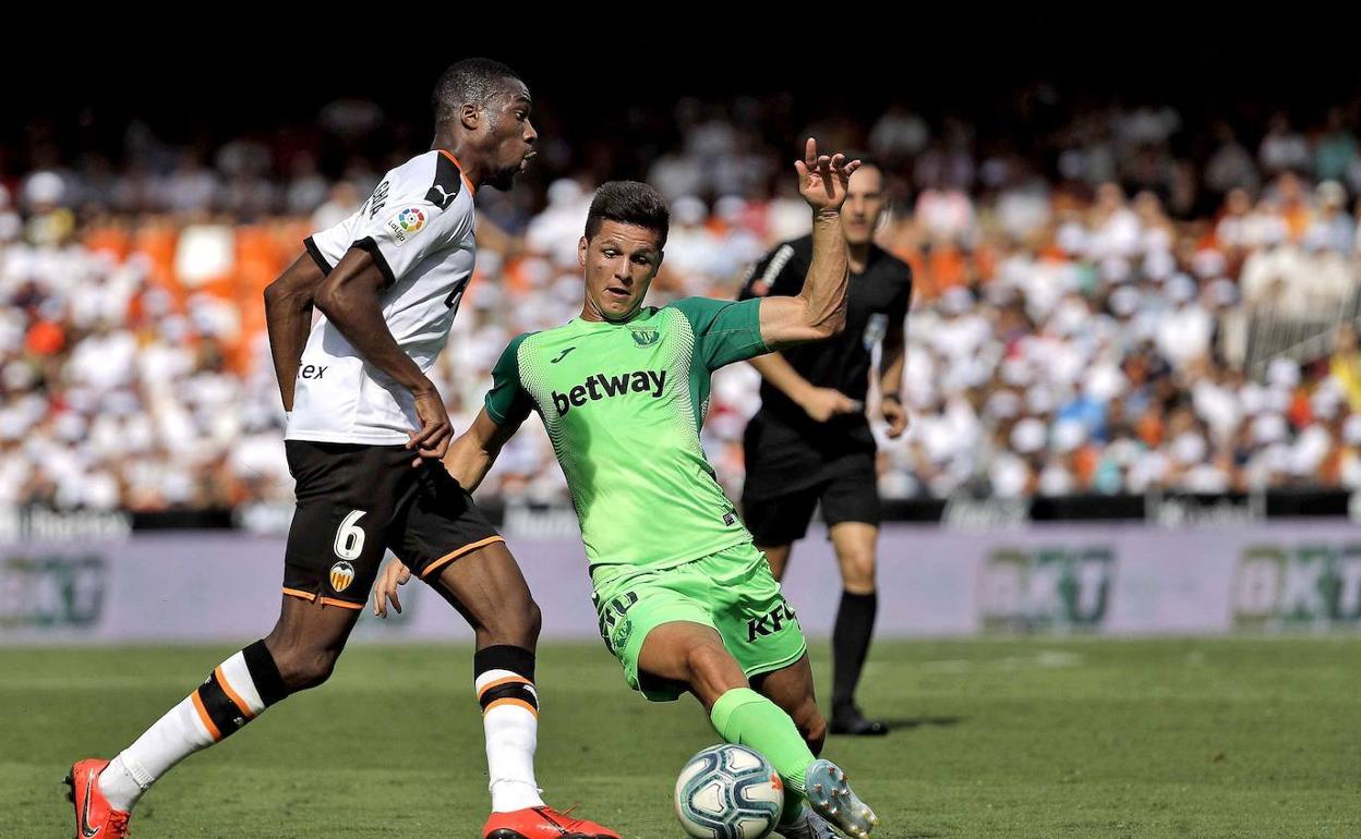 Kondogbia trata de llevarse un balón ante Carrillo.