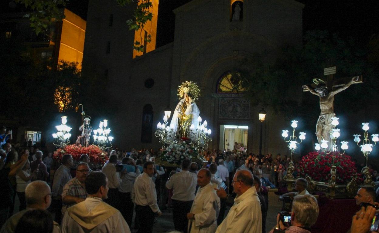 Las imágenes de San Roque, la Virgen de los Desamparados y el Cristo de la Pasión al finalizar la procesión en Benicalap.