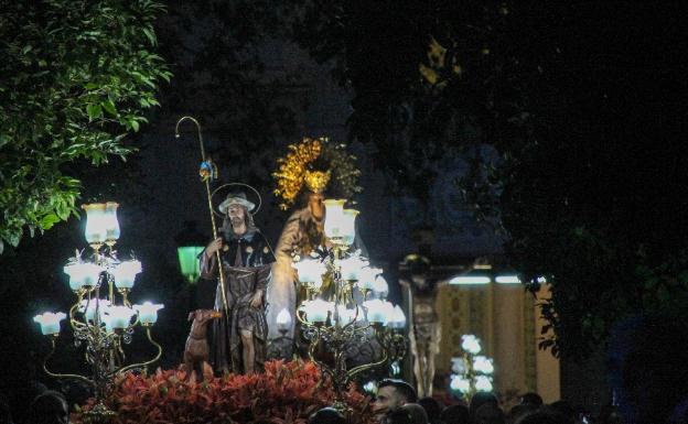 Imagen principal - Diferentes momentos de la procesión en Benicalap.