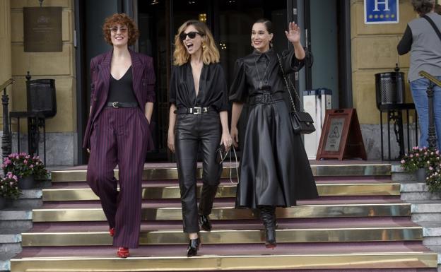 Aixa Villagrán, Leticia Dolera y Celia Freijeiro, las tres protagonistas, en la entrada del hotel María Cristina.