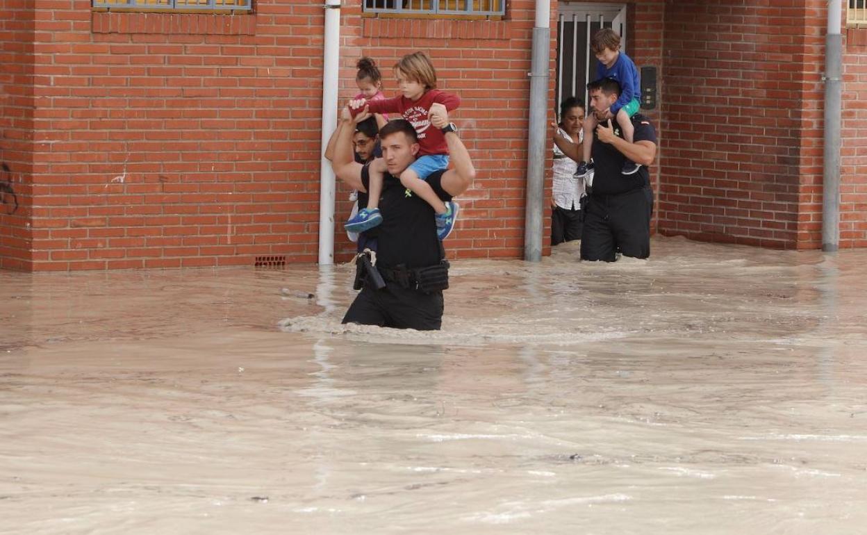 Gota fría en la Comunitat | Varios municipios de la Vega Baja alicantina reanudan este lunes las clases tras el temporal en la Comunitat