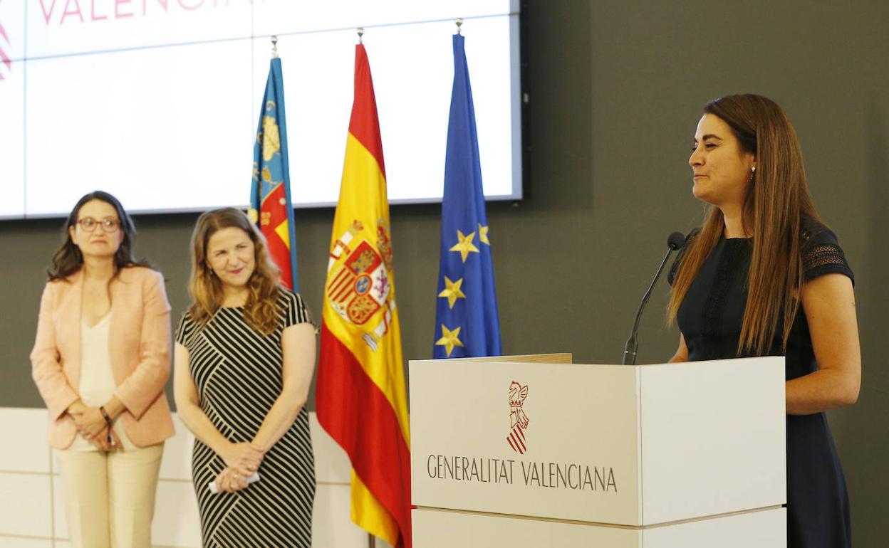 Mireia Mollá, en el momento en el que recibe de Mónica Oltra la cartera de la Conselleria de Agricultura. 