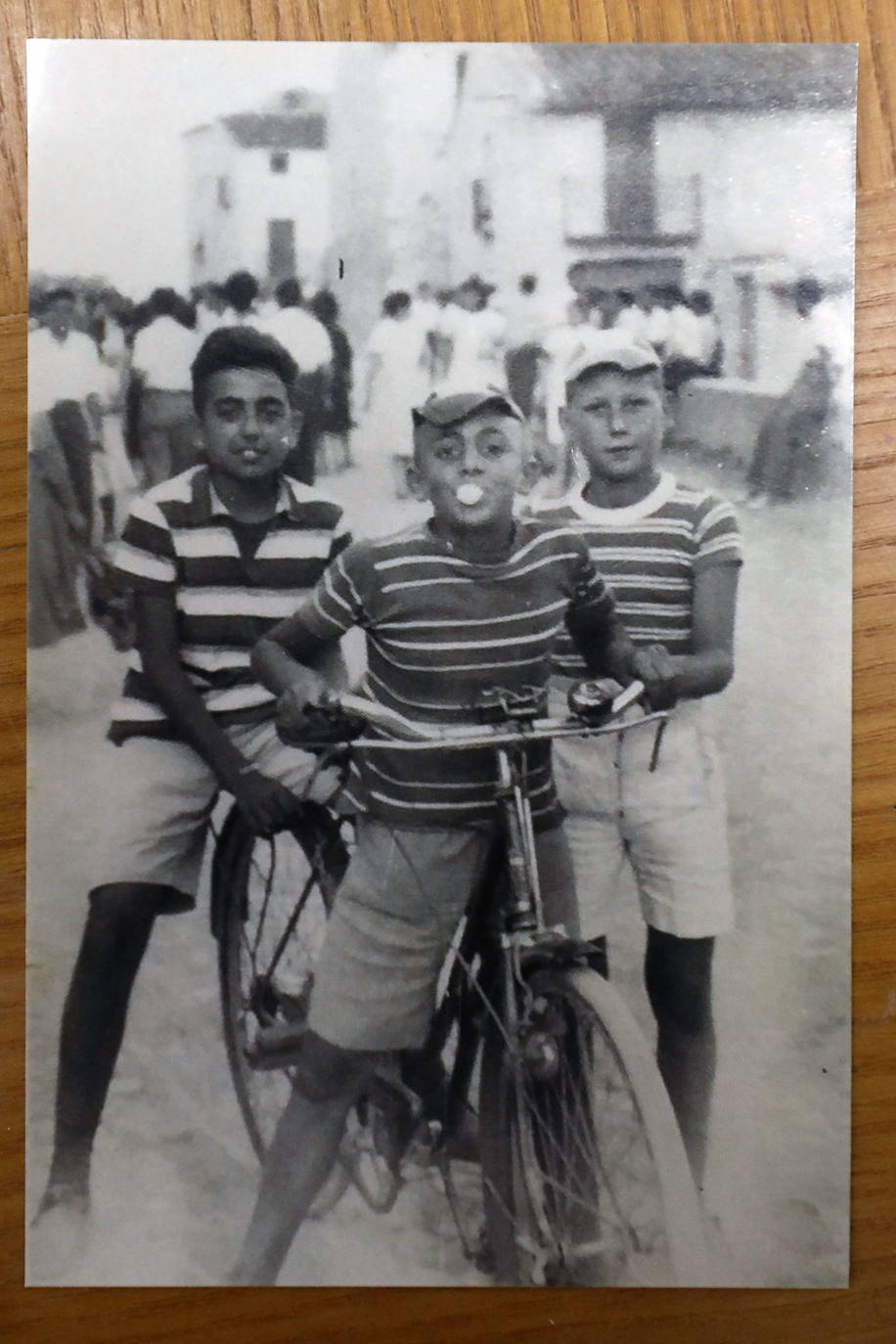 Fiestas de Onda. Con dos amigos en las fiestas de Onda. «Me encantaba ser protagonista, siempre estaba en el centro de las cosas», afirma.