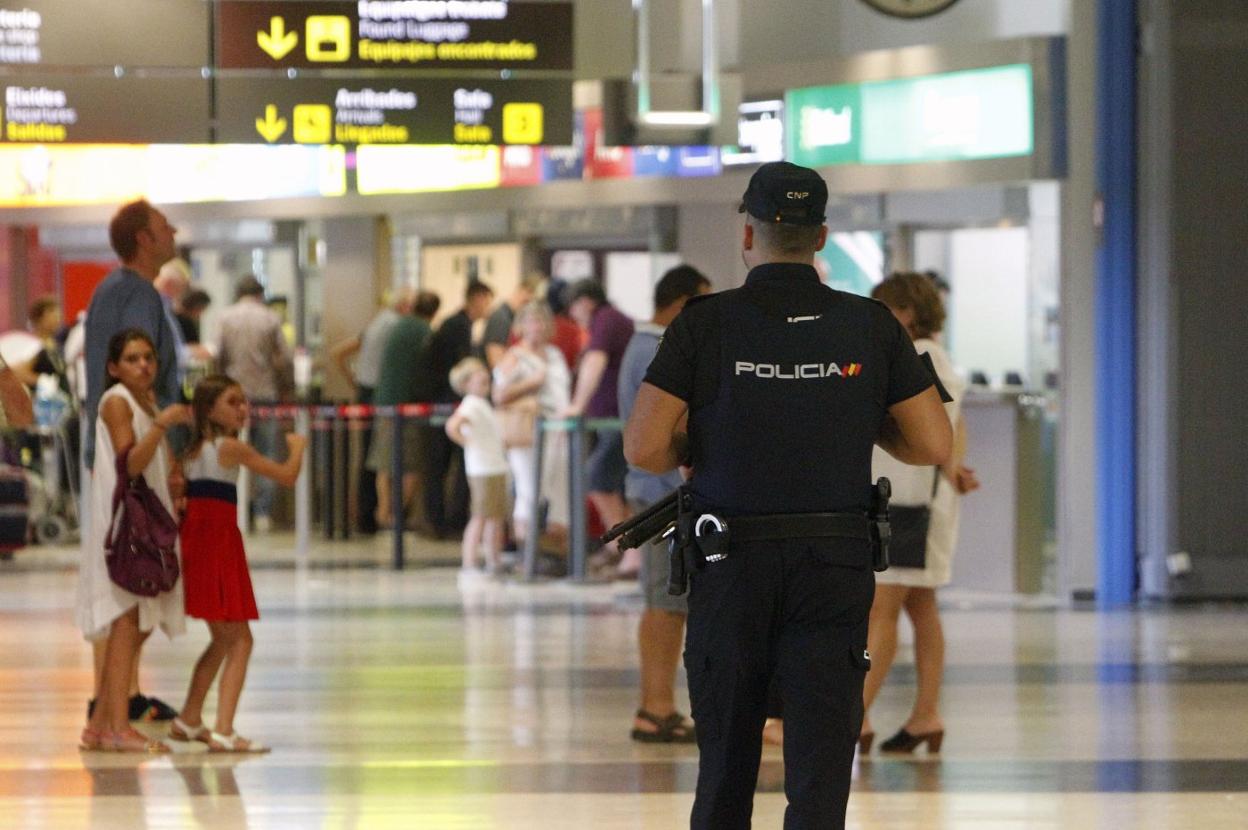 Un policía nacional en el aeropuerto de Valencia. 