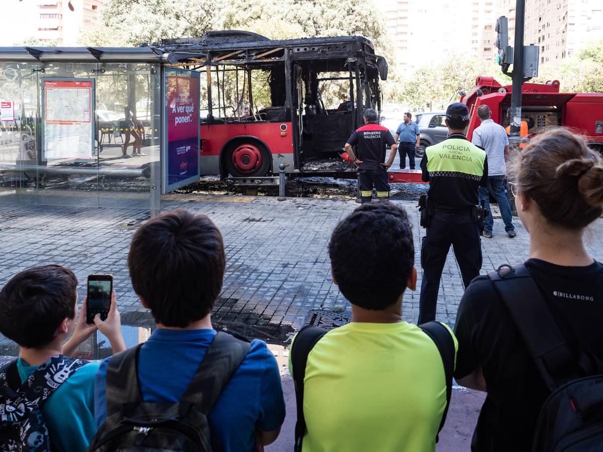 Fotos: Así ha quedado el autobús incendiado en Blasco Ibáñez