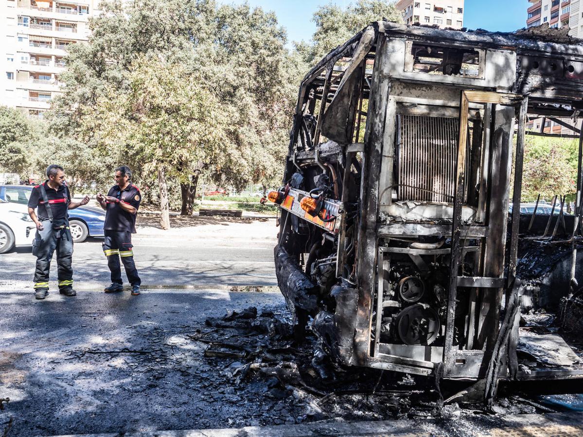 Fotos: Así ha quedado el autobús incendiado en Blasco Ibáñez