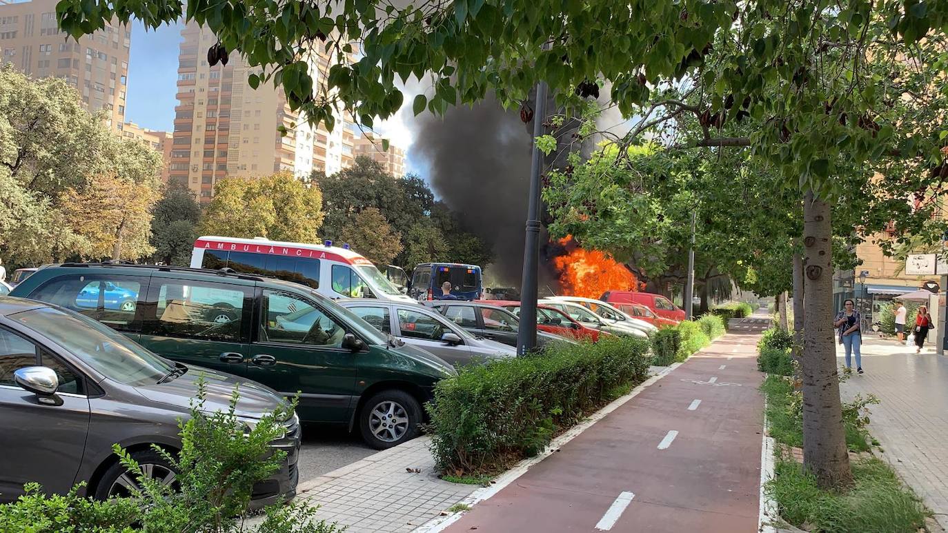 Arde un autobús de la EMT en Blasco Ibáñez