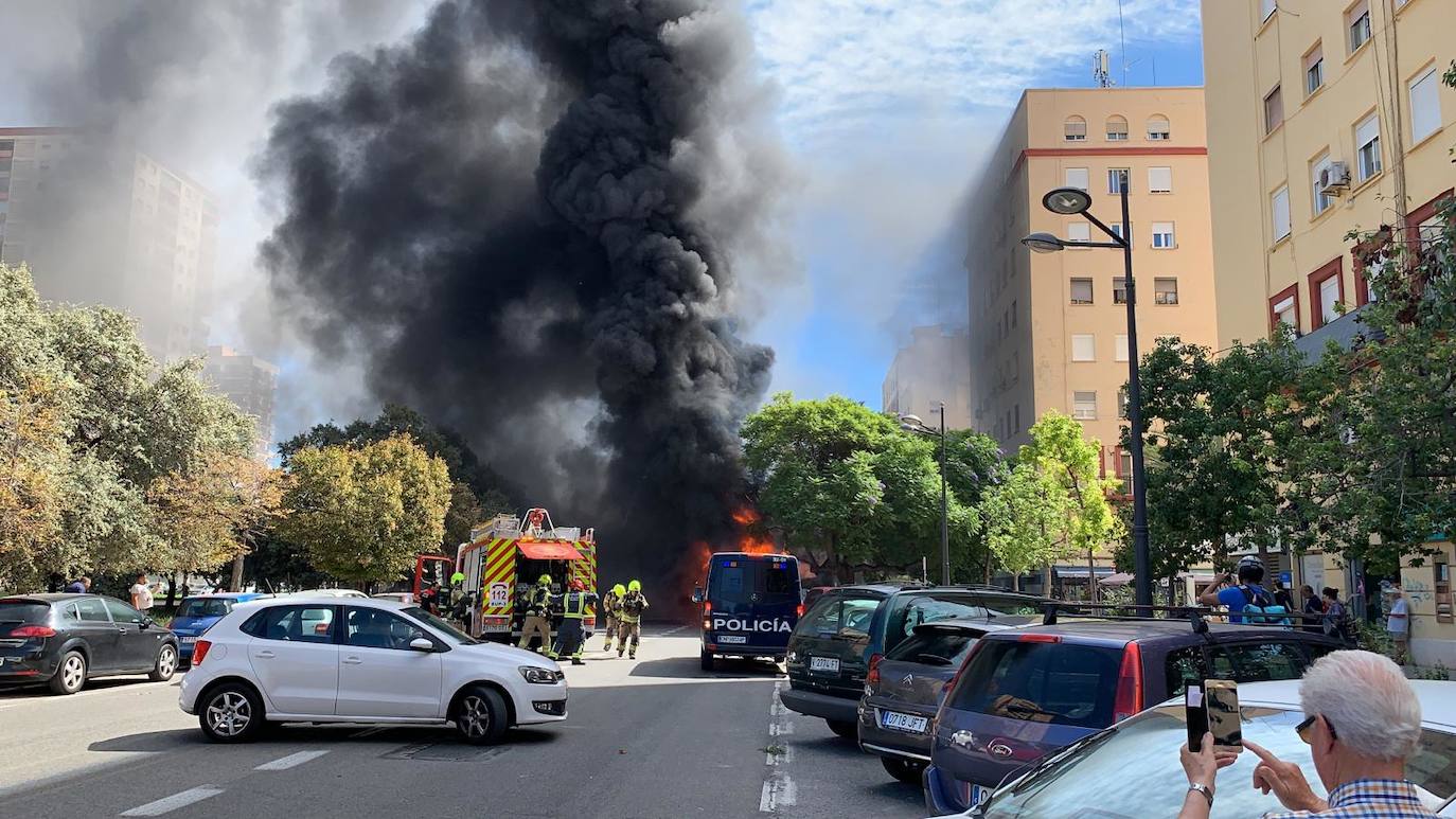 Arde un autobús de la EMT en Blasco Ibáñez