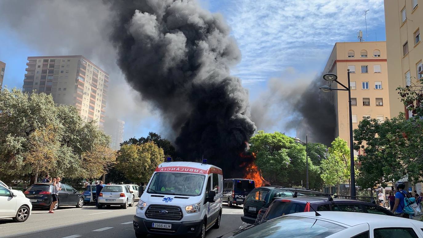 Arde un autobús de la EMT en Blasco Ibáñez