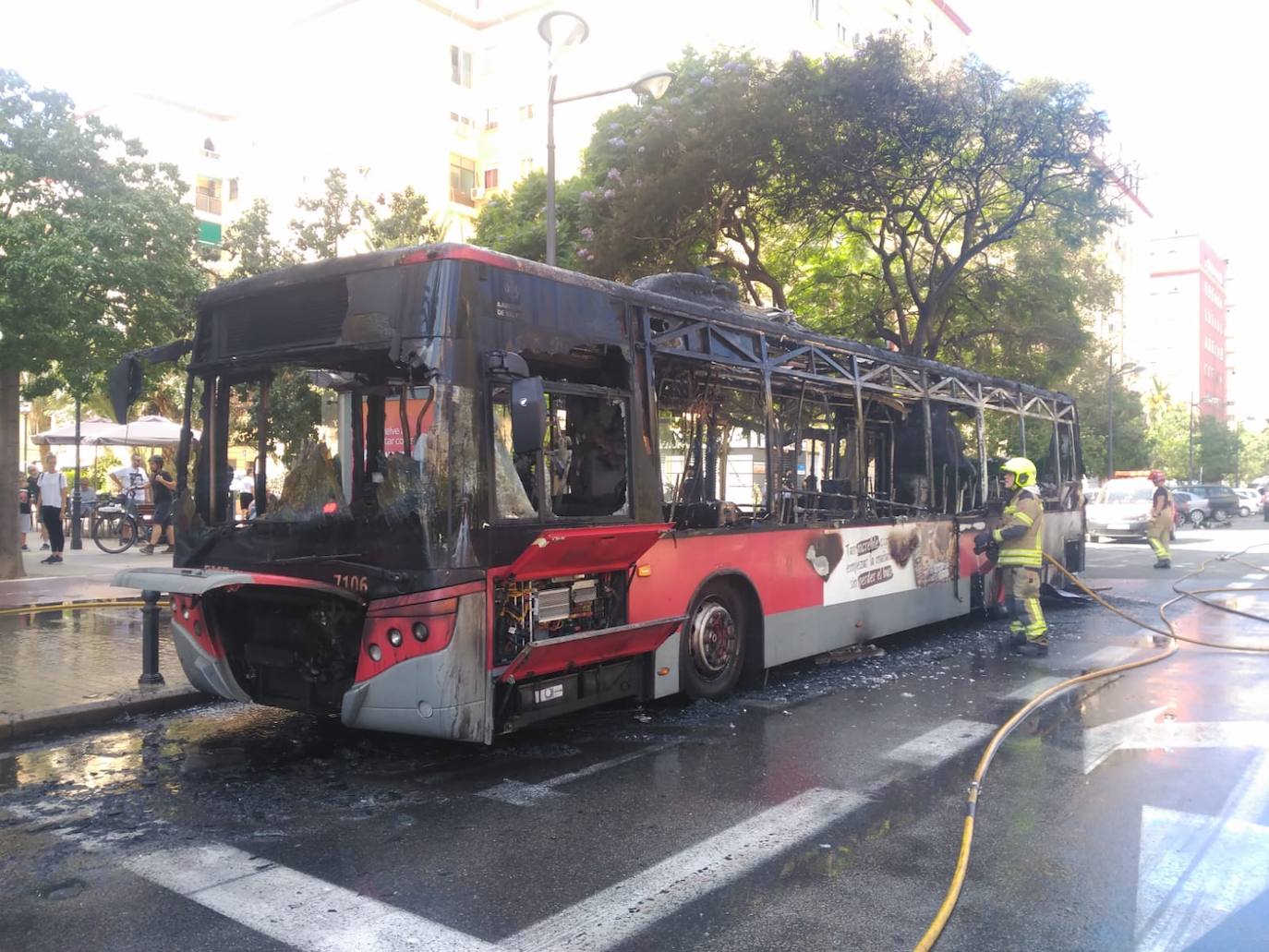 Arde un autobús de la EMT en Blasco Ibáñez