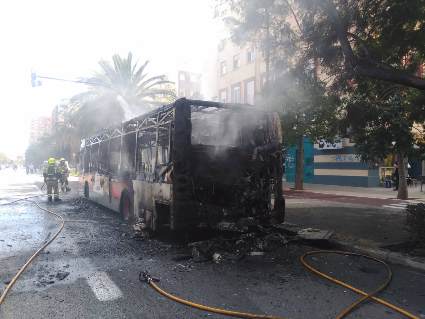 Arde un autobús de la EMT en Blasco Ibáñez