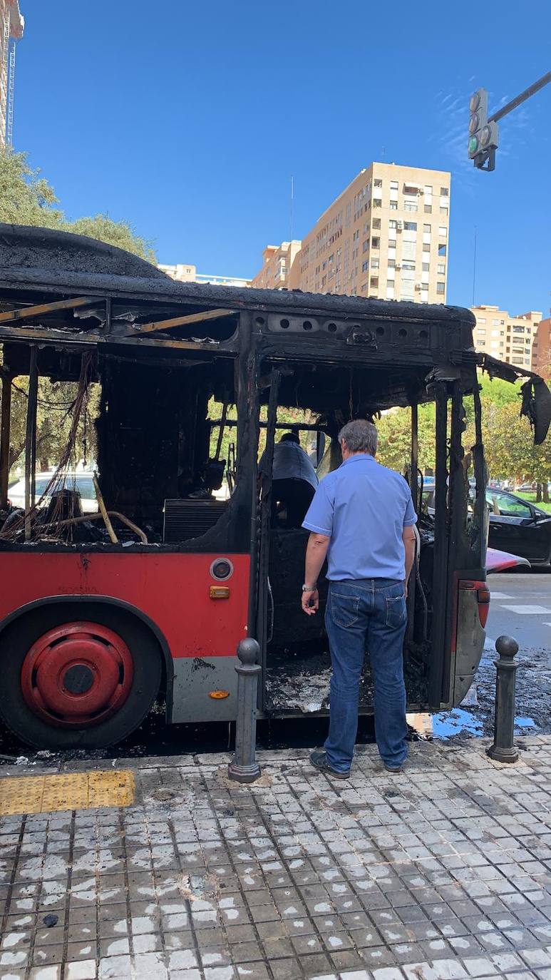 Arde un autobús de la EMT en Blasco Ibáñez