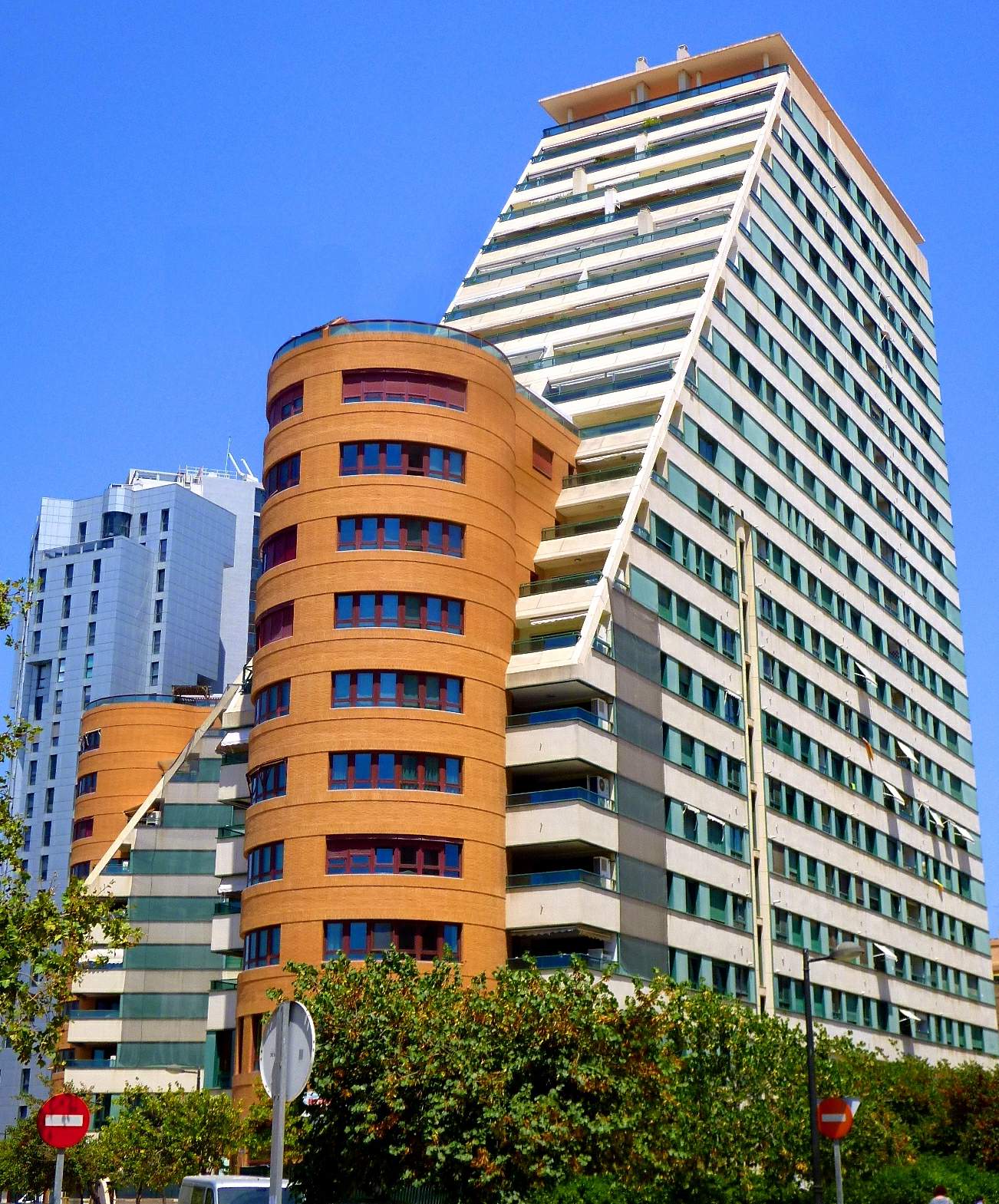 26. Edificio Gulliver. Tiene 72 metros de altura y 20 plantas. Edificio residencial contruido en el año 2000, está situado frente al viejo cauce del Turia.