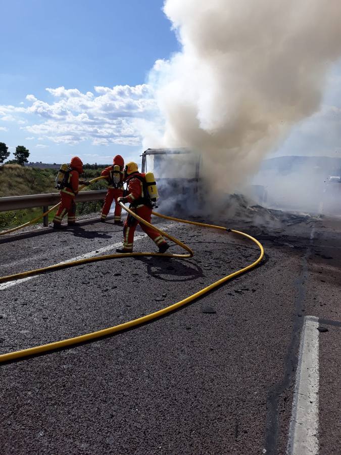 Bomberos del Consorcio Provincial de Valencia, apagan el fuego del camión incendiado.