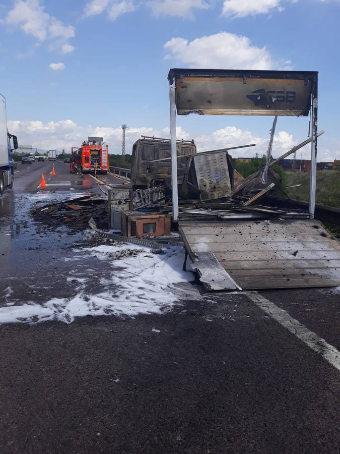 Bomberos del Consorcio Provincial de Valencia, apagan el fuego del camión incendiado.