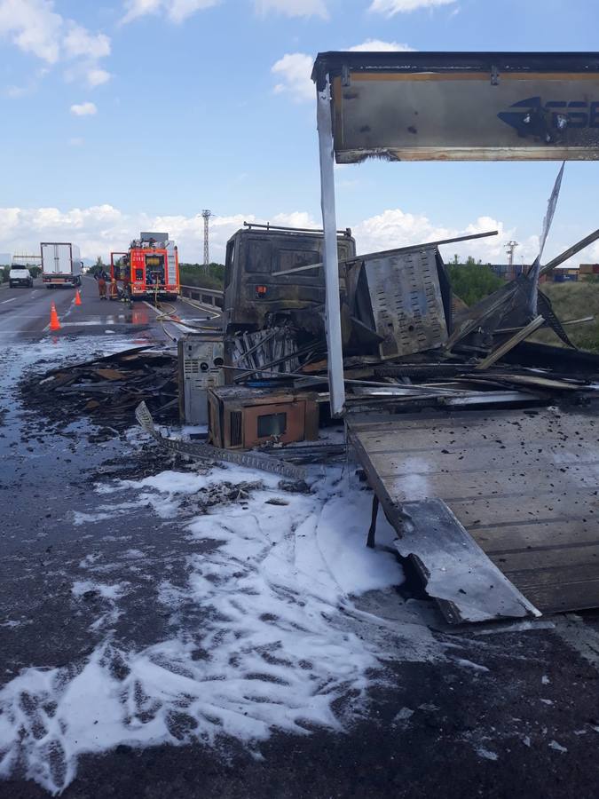 Bomberos del Consorcio Provincial de Valencia, apagan el fuego del camión incendiado.