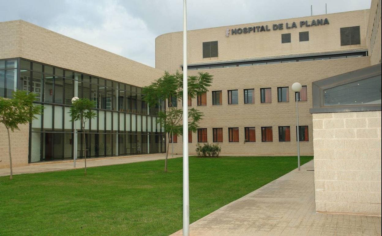 Fachada del Hospital La Plana de Vila-real, en el que se encuentra la ingresada la mujer.