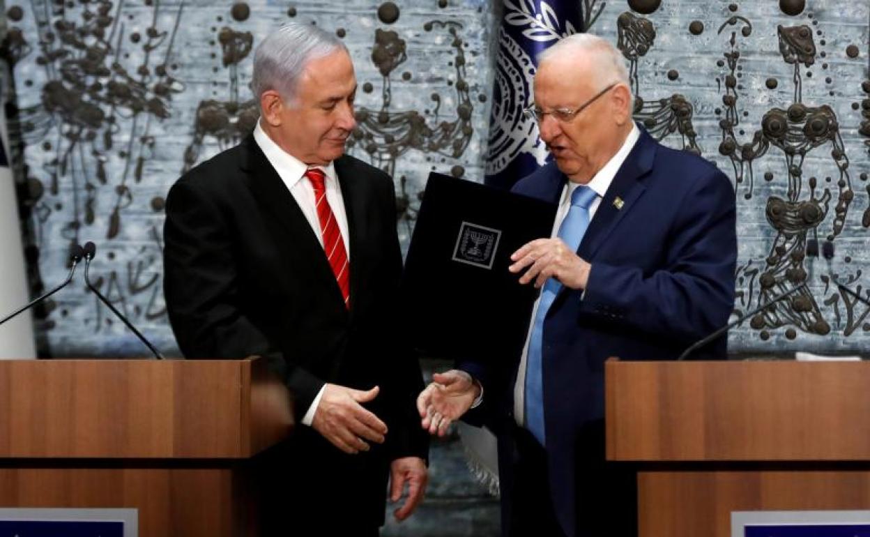 Benyamin Netanyahu y el presidente israelí Reuven Rivlin tras la reunión en la que le encargó al líder del Likud formar gobierno.