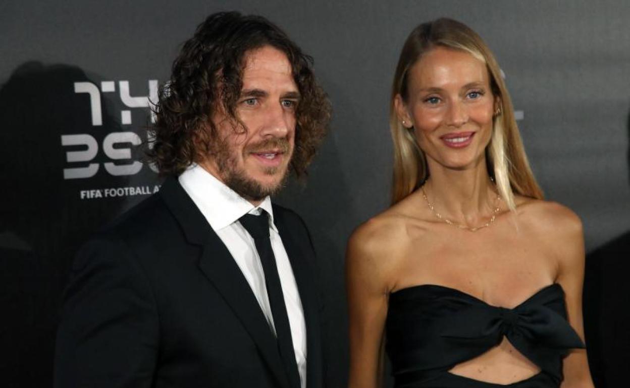 Carles Puyol, junto a su esposa en la gala de los premios The Best.