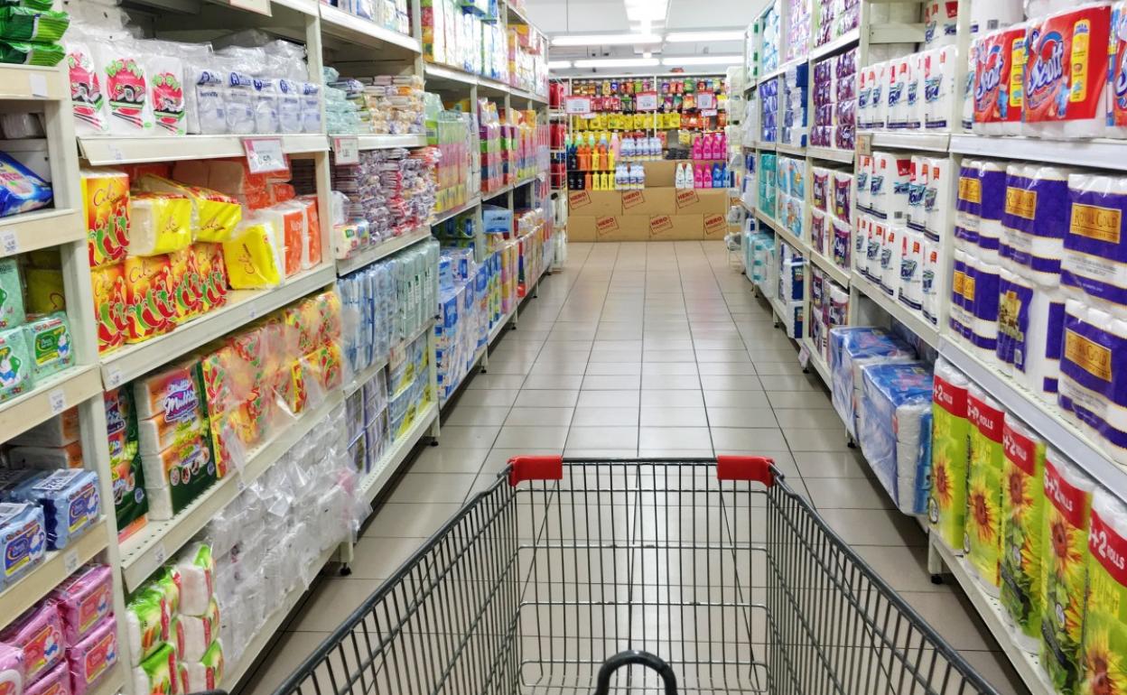 Un carrito recorre los pasillos de un supermercado.