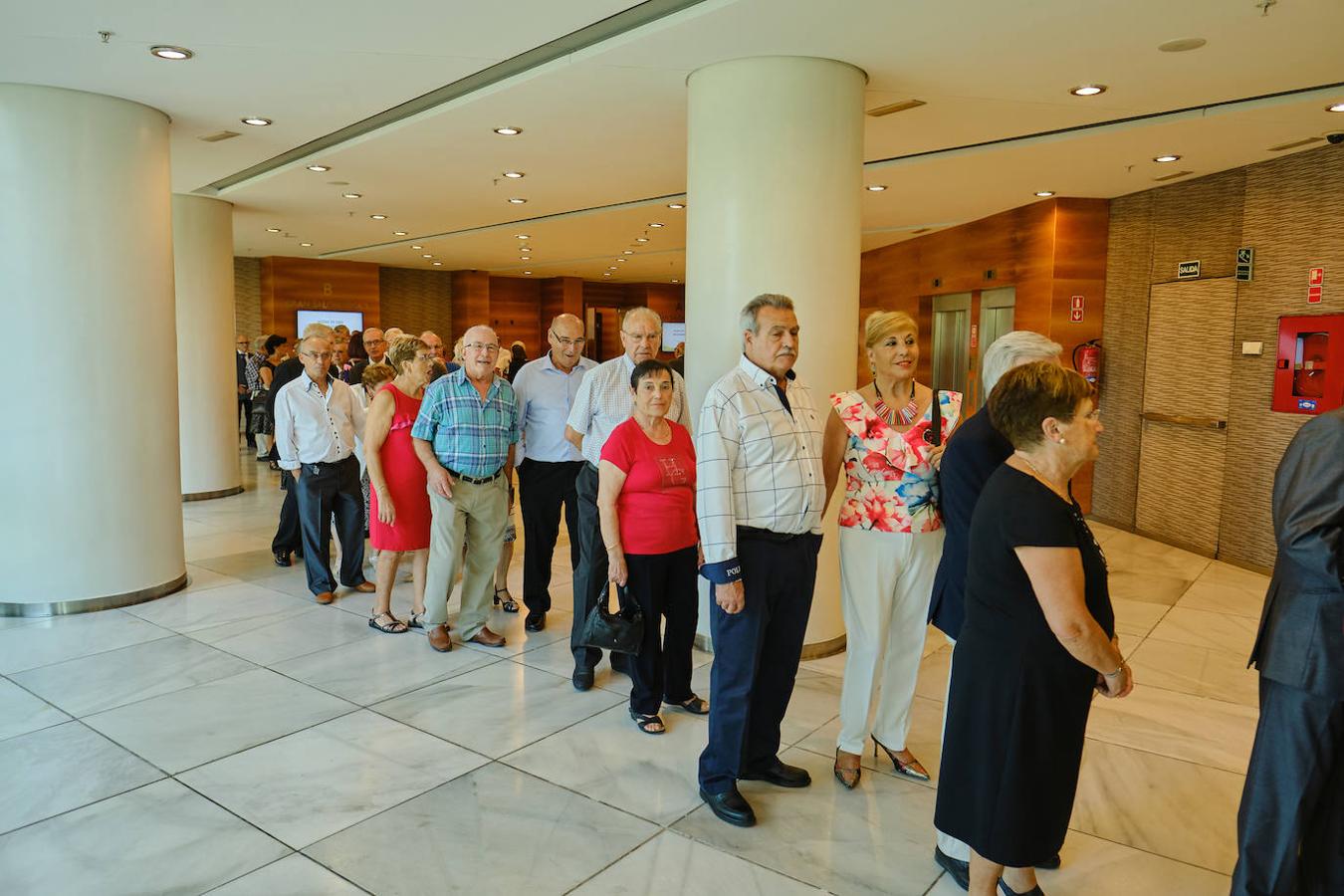 252 parejas han celebrado este año en Valencia sus bodas de oro. Las parejas asociadas a los Centros Municipales de Actividades para personas mayores pudieran festejar sus años de casados el miércoles en el Gran Salón Recatí del Hotel Sorolla Palace. Más de 500 personas asistieron al evento organizado por la Concejalía de Envejecimiento Activo.