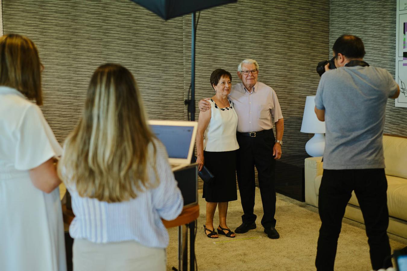252 parejas han celebrado este año en Valencia sus bodas de oro. Las parejas asociadas a los Centros Municipales de Actividades para personas mayores pudieran festejar sus años de casados el miércoles en el Gran Salón Recatí del Hotel Sorolla Palace. Más de 500 personas asistieron al evento organizado por la Concejalía de Envejecimiento Activo.