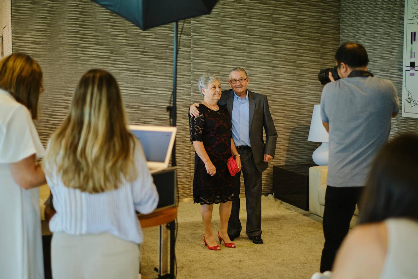252 parejas han celebrado este año en Valencia sus bodas de oro. Las parejas asociadas a los Centros Municipales de Actividades para personas mayores pudieran festejar sus años de casados el miércoles en el Gran Salón Recatí del Hotel Sorolla Palace. Más de 500 personas asistieron al evento organizado por la Concejalía de Envejecimiento Activo.