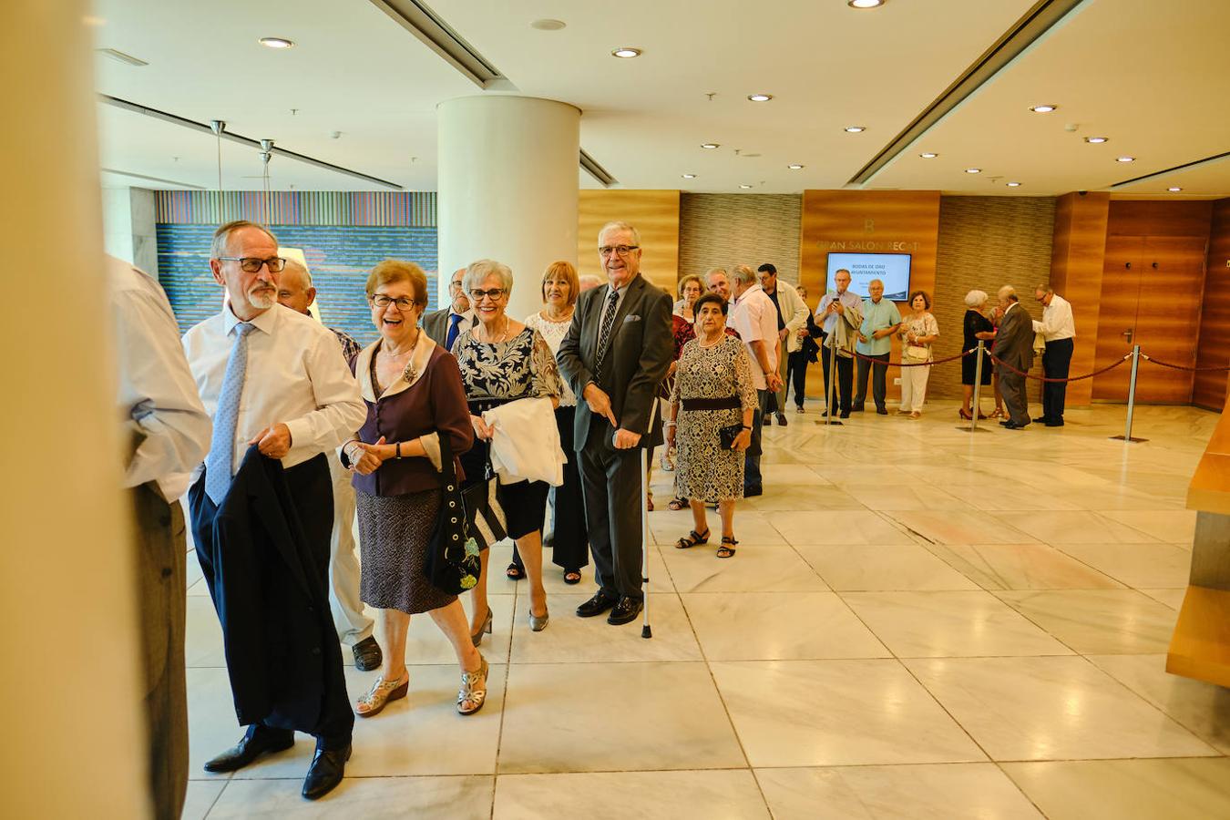 252 parejas han celebrado este año en Valencia sus bodas de oro. Las parejas asociadas a los Centros Municipales de Actividades para personas mayores pudieran festejar sus años de casados el miércoles en el Gran Salón Recatí del Hotel Sorolla Palace. Más de 500 personas asistieron al evento organizado por la Concejalía de Envejecimiento Activo.