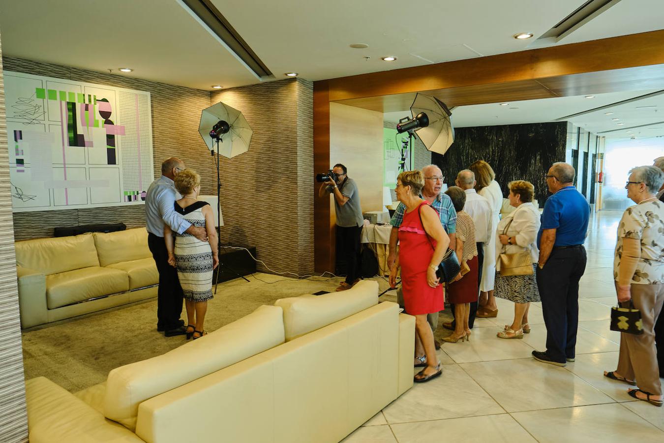 252 parejas han celebrado este año en Valencia sus bodas de oro. Las parejas asociadas a los Centros Municipales de Actividades para personas mayores pudieran festejar sus años de casados el miércoles en el Gran Salón Recatí del Hotel Sorolla Palace. Más de 500 personas asistieron al evento organizado por la Concejalía de Envejecimiento Activo.