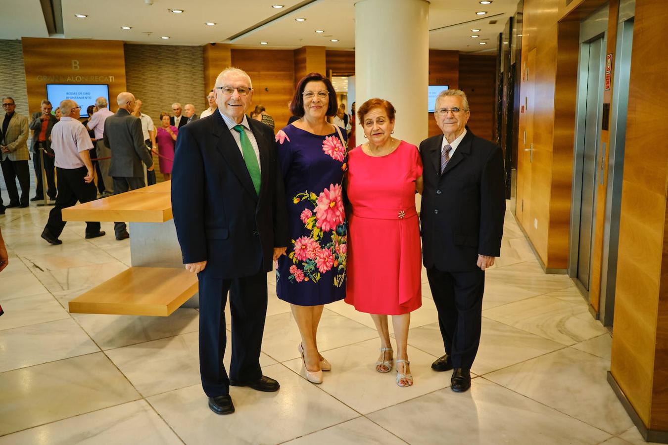 252 parejas han celebrado este año en Valencia sus bodas de oro. Las parejas asociadas a los Centros Municipales de Actividades para personas mayores pudieran festejar sus años de casados el miércoles en el Gran Salón Recatí del Hotel Sorolla Palace. Más de 500 personas asistieron al evento organizado por la Concejalía de Envejecimiento Activo.