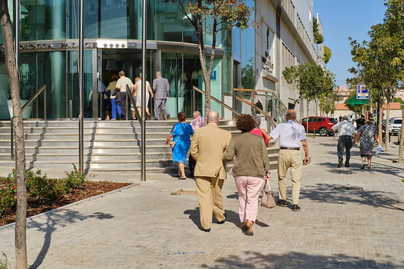 252 parejas han celebrado este año en Valencia sus bodas de oro. Las parejas asociadas a los Centros Municipales de Actividades para personas mayores pudieran festejar sus años de casados el miércoles en el Gran Salón Recatí del Hotel Sorolla Palace. Más de 500 personas asistieron al evento organizado por la Concejalía de Envejecimiento Activo.