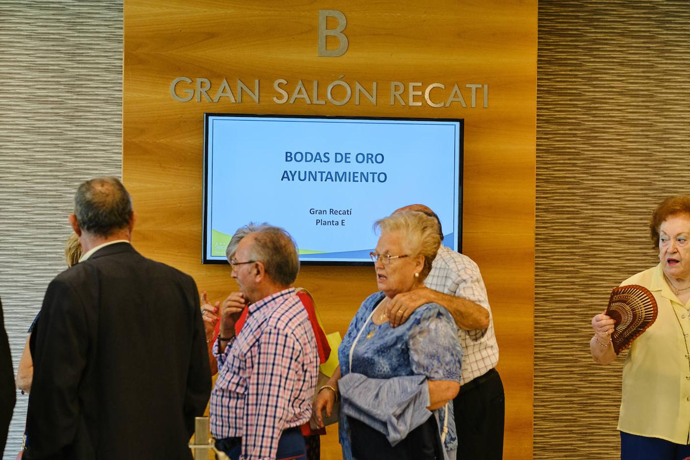 252 parejas han celebrado este año en Valencia sus bodas de oro. Las parejas asociadas a los Centros Municipales de Actividades para personas mayores pudieran festejar sus años de casados el miércoles en el Gran Salón Recatí del Hotel Sorolla Palace. Más de 500 personas asistieron al evento organizado por la Concejalía de Envejecimiento Activo.