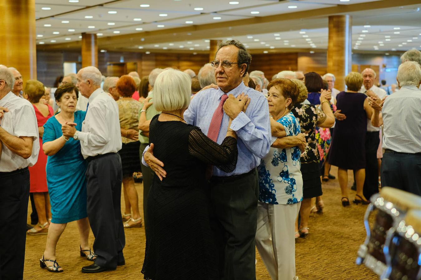 252 parejas han celebrado este año en Valencia sus bodas de oro. Las parejas asociadas a los Centros Municipales de Actividades para personas mayores pudieran festejar sus años de casados el miércoles en el Gran Salón Recatí del Hotel Sorolla Palace. Más de 500 personas asistieron al evento organizado por la Concejalía de Envejecimiento Activo.
