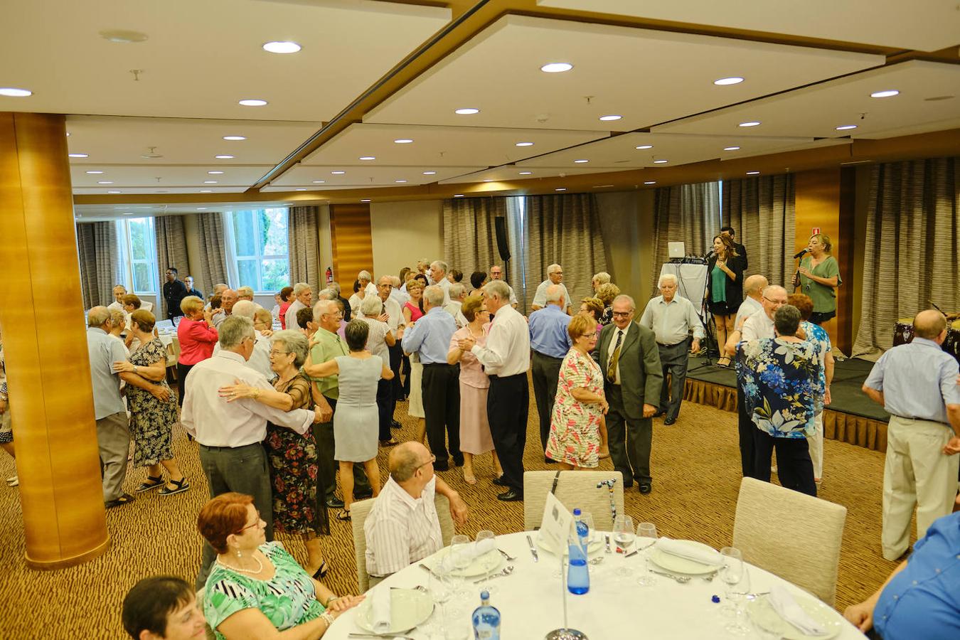 252 parejas han celebrado este año en Valencia sus bodas de oro. Las parejas asociadas a los Centros Municipales de Actividades para personas mayores pudieran festejar sus años de casados el miércoles en el Gran Salón Recatí del Hotel Sorolla Palace. Más de 500 personas asistieron al evento organizado por la Concejalía de Envejecimiento Activo.