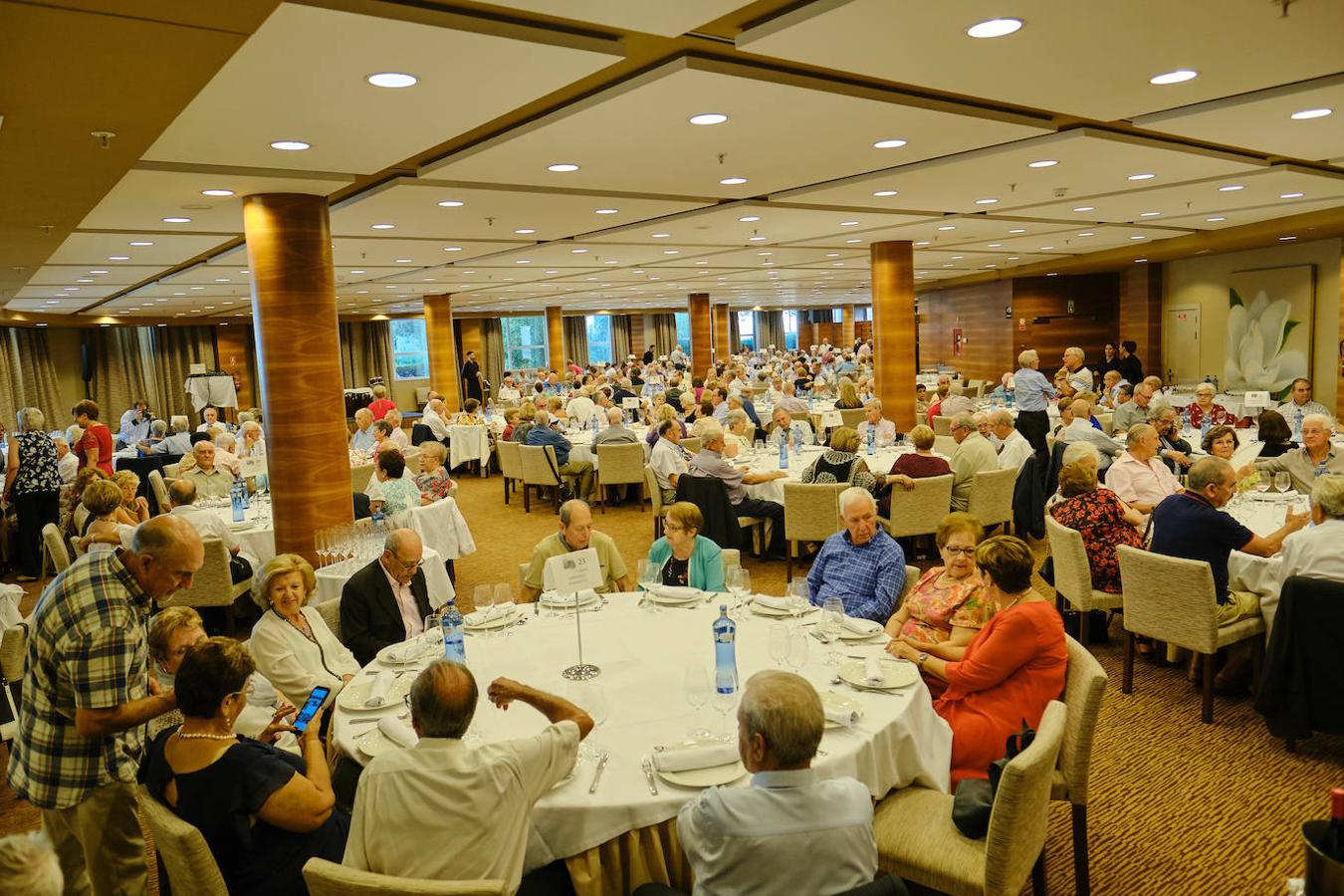 252 parejas han celebrado este año en Valencia sus bodas de oro. Las parejas asociadas a los Centros Municipales de Actividades para personas mayores pudieran festejar sus años de casados el miércoles en el Gran Salón Recatí del Hotel Sorolla Palace. Más de 500 personas asistieron al evento organizado por la Concejalía de Envejecimiento Activo.