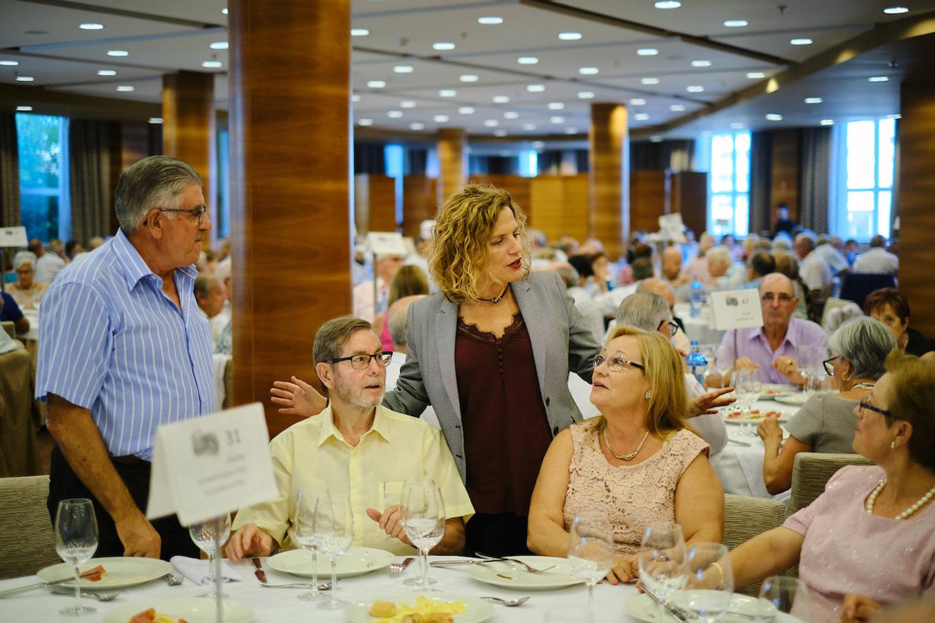 252 parejas han celebrado este año en Valencia sus bodas de oro. Las parejas asociadas a los Centros Municipales de Actividades para personas mayores pudieran festejar sus años de casados el miércoles en el Gran Salón Recatí del Hotel Sorolla Palace. Más de 500 personas asistieron al evento organizado por la Concejalía de Envejecimiento Activo.