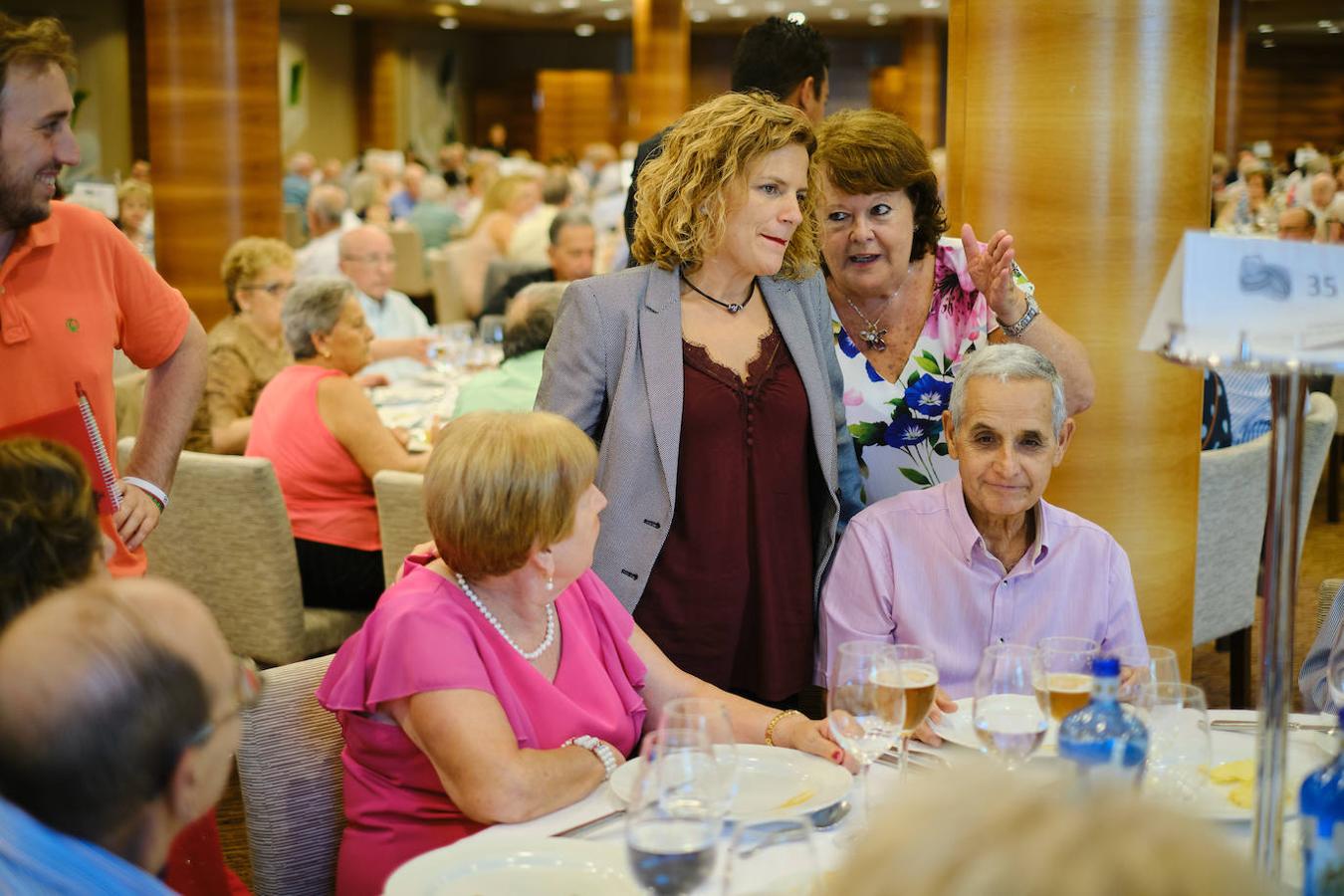 252 parejas han celebrado este año en Valencia sus bodas de oro. Las parejas asociadas a los Centros Municipales de Actividades para personas mayores pudieran festejar sus años de casados el miércoles en el Gran Salón Recatí del Hotel Sorolla Palace. Más de 500 personas asistieron al evento organizado por la Concejalía de Envejecimiento Activo.